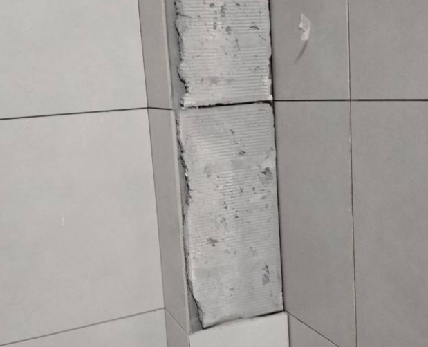 肥东瓷砖空鼓维修公司分享下瓷砖施工前基层浇水润湿程度不足，可能导致以下问题
